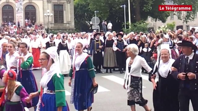 Festival de Cornouaille 2014. Défilé en fête : revival et bain de jouvence