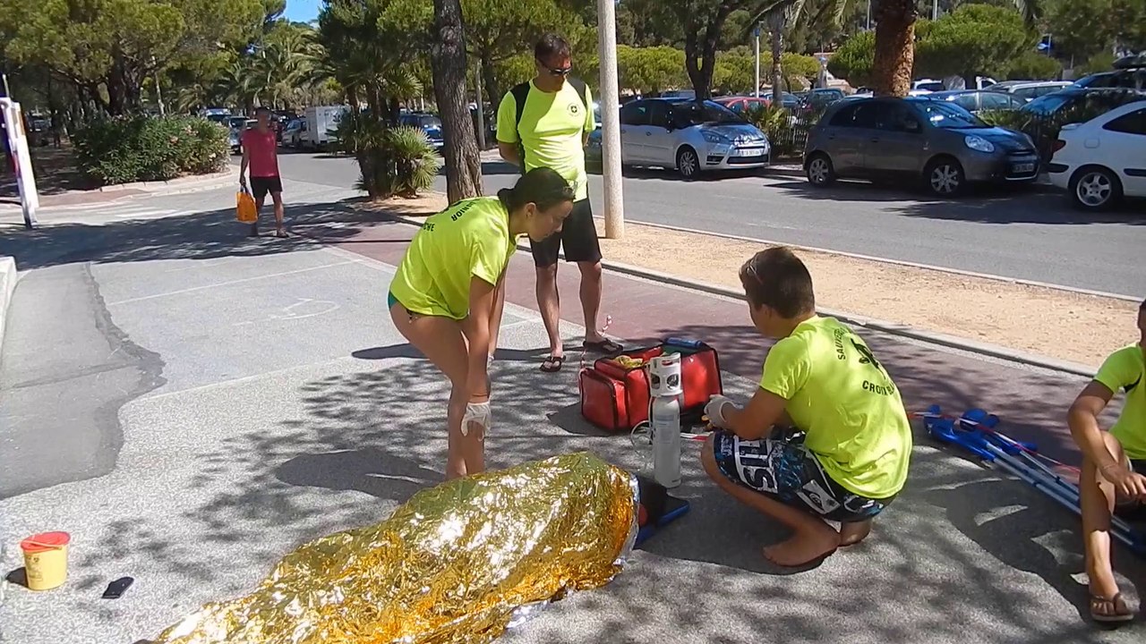 Apprentissage du sauvetage aquatique secouristes français Croix Blanche à Bormes