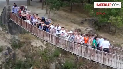 Şelalenin Serin Sularında Serinlediler