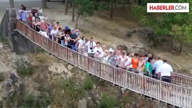 Sıcaktan bunalanlar Muradiye Şelalesi'nde serinliyor -