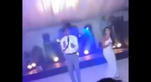 Leroy Fer faz dança ousada ao lado da mulher em seu casamento
