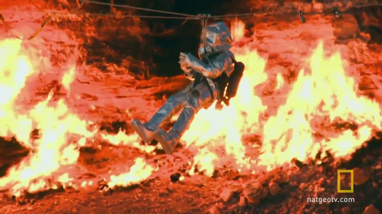 Scientifique au dessus de flammes à plus de 1000°C