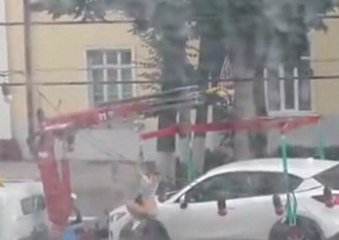 Arabası Çekilmesin Diye Str*ptiz Yapan Rus Kızı