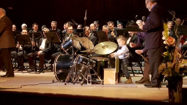 Un enfant de 3 ans fait de la batterie dans un orchestre professionnel