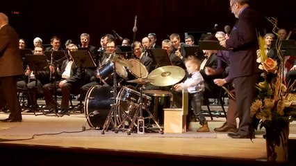 Un enfant de 3 ans fait de la batterie dans un orchestre professionnel
