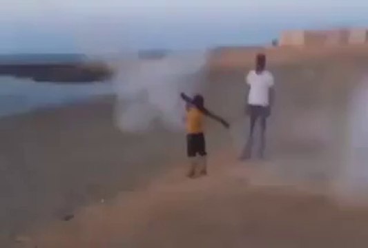 Un enfant Libyen apprend à tirer au lance-roquettes!