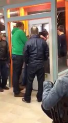 Un homme frappe une fille contre une vitre