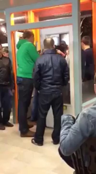 Un homme frappe une fille contre une vitre