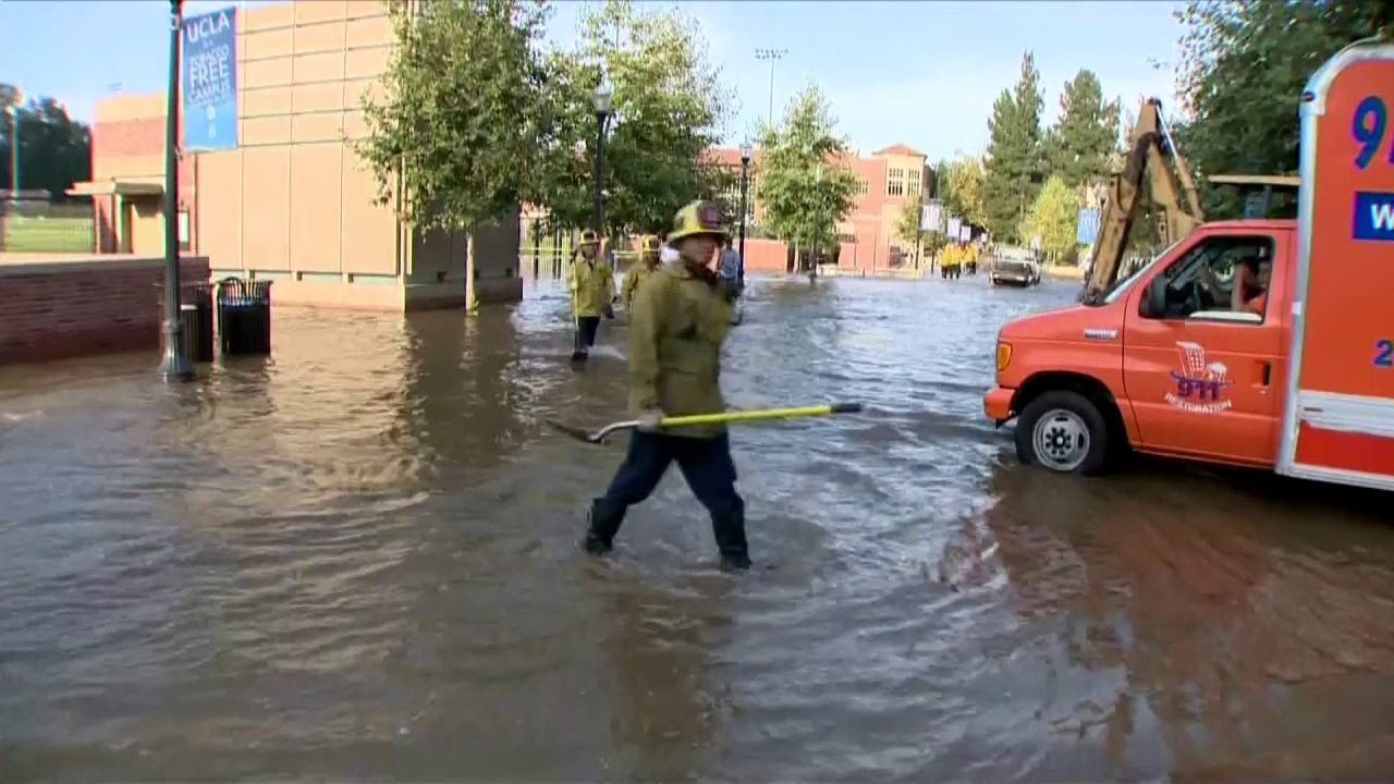 Riesen-wasserfontäne überschwemmt uni in los angeles