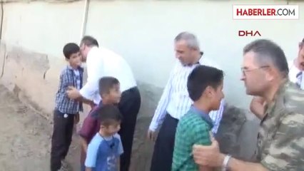 Derecik'te Köylüler Askerlerle Bayramlaştı