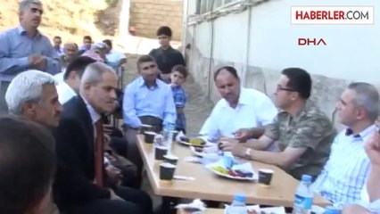 Derecik'te Köylüler Askerlerle Bayramlaştı 2