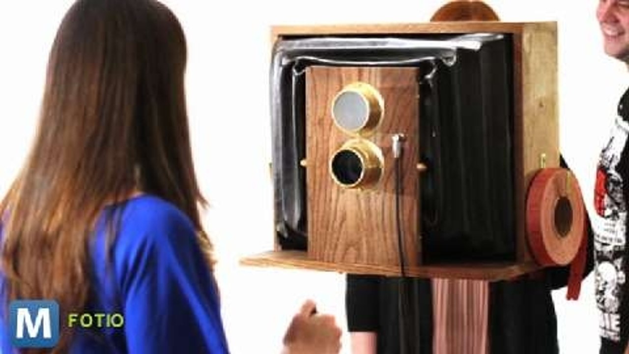 Photo Booth Sans the Booth Makes For Easy, Creative Pictures