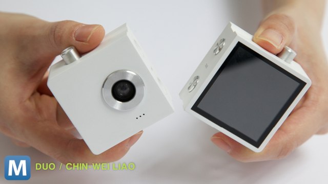 Designer Creates a Two-Piece Camera to Get the Photographer in the Picture Too