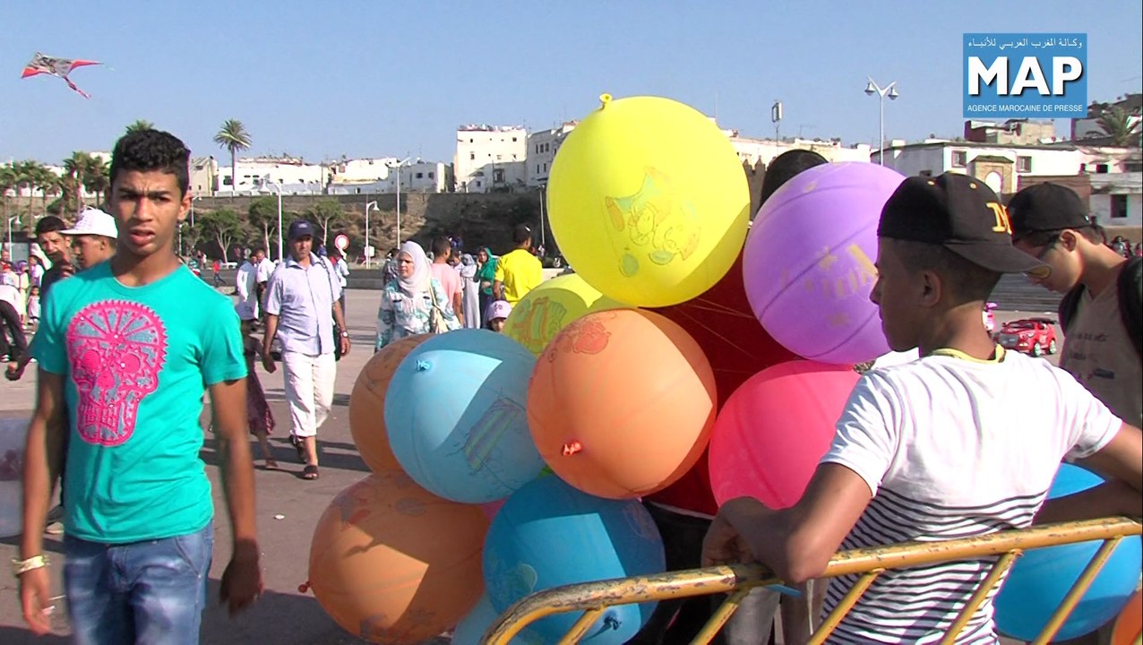 أعداد كبيرة من المواطنين تحتفل بالرباط بمناسبة حلول عيد الفطر المبارك 