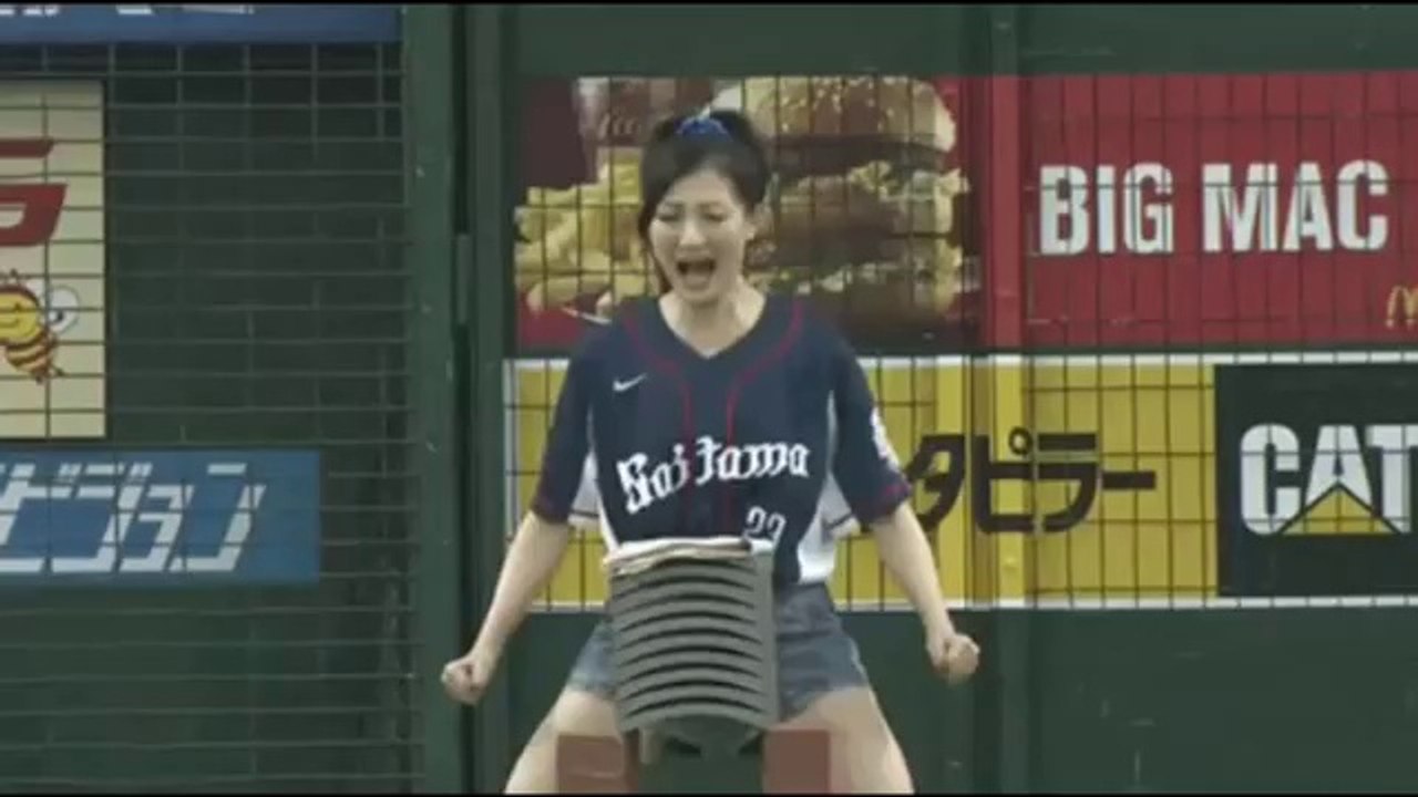 Japonesa quebra blocos com a cabeça