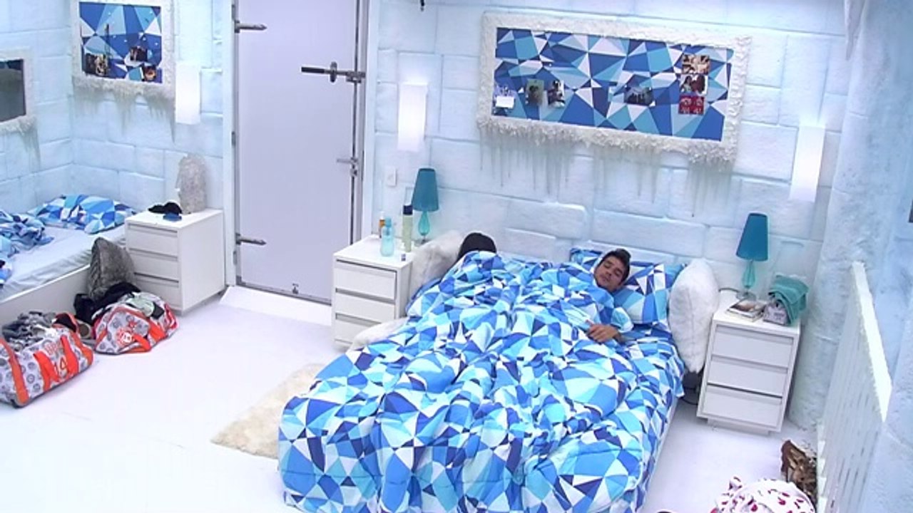 Franciele tenta dormir e reclama de Diego 'Não consegue ficar quieto'