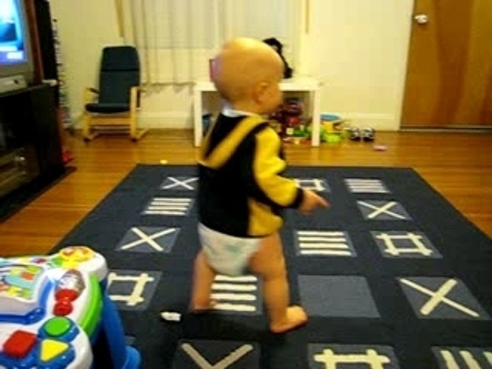 Aurélien danse -13 mois