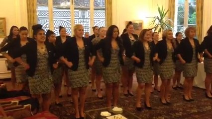 Le Waiata des Black Ferns à l'ambassade