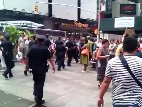 Arrestation violente d'un homme déguisé en Spider-man par les officiers de la NYPD