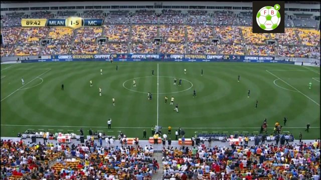 2 supporters de foot envahissent le terrain pour poser avec Mario Balotelli... Selfie!!!!