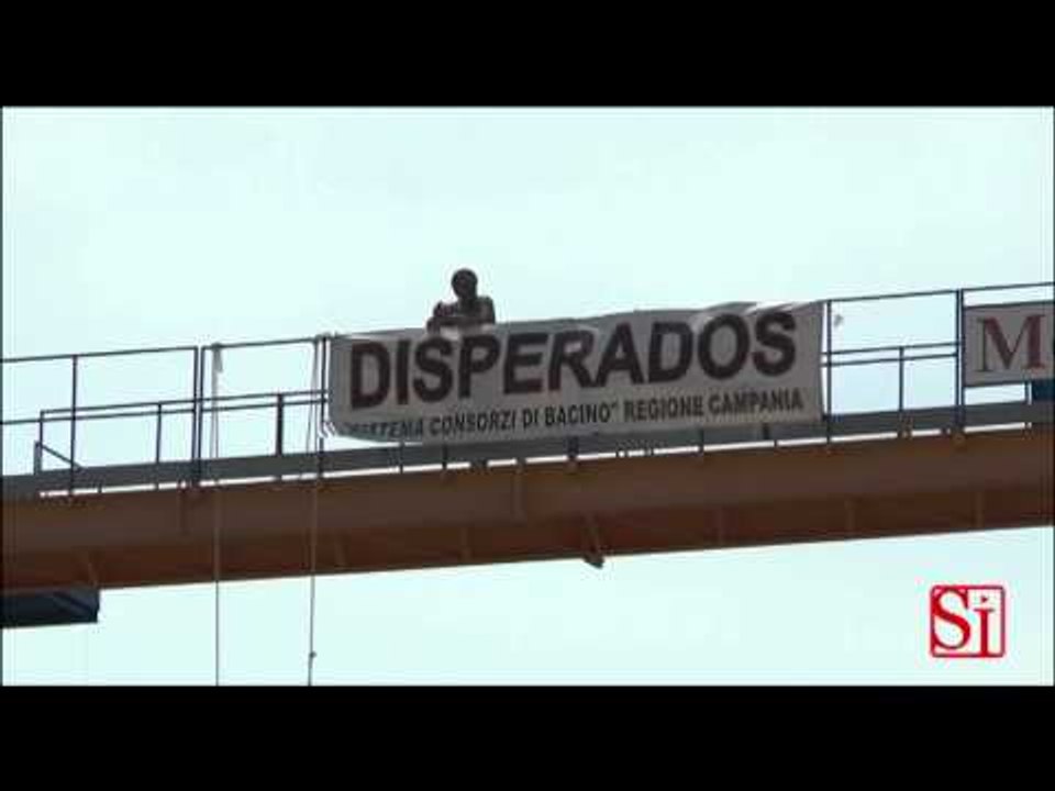 Napoli - Due lavoratori del CUB protestano su una gru del cantiere (29.07.14)