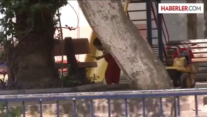 Bayramda sokakta kalan anne ve oğluna polis sahip çıktı -