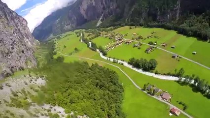 Uçarak Şelalenin İçinden Geçmek