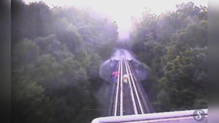 Download Video: 2 femmes survivent à un train qui leur passe dessus