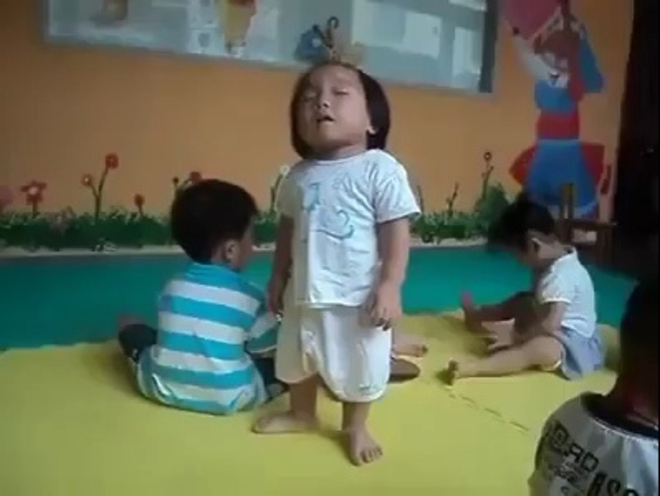 Ayakta uyuyan Koreli bebek
