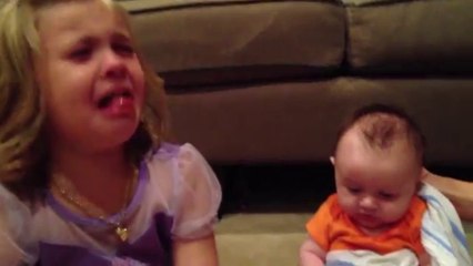 Une fillette éclate en sanglots en apprenant que son petit frère va grandir