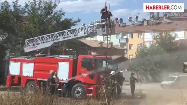 Malatya'da saman yüklü kamyonda yangın