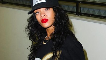 (VIDEO) UPSET Rihanna YELLS At Fan