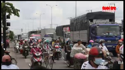 Băng qua đường bị xe tông suýt chết