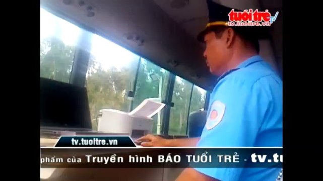 Xe chở quá tải bỏ chạy và đụng vào xe Cảnh sát