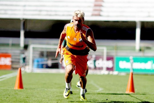 Com luxação no ombro, Sobis treina separado do grupo