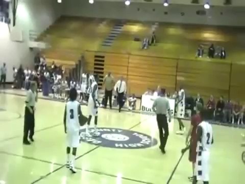 Énervé par une faute sifflée contre lui il s'en prend violemment à l'arbitre