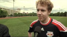 セバスチャン・ベッテル、ティエリ・アンリとサッカーでトレーニング