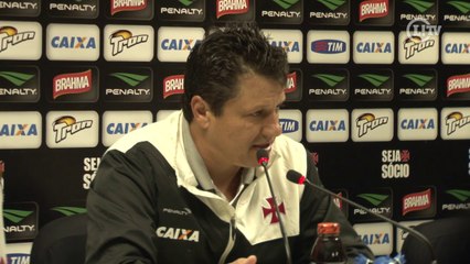 Com nova formação, Adilson elogia atuação do Vasco