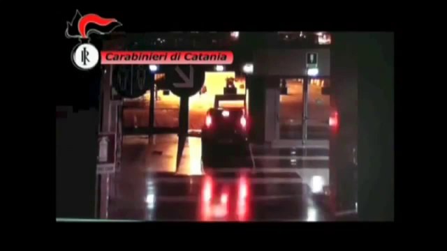 Catania - Folle corsa di un auto in un centro commerciale (30.07.14)
