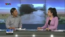 Surpris par un appel, un journaliste vietnamien jette son téléphone en direct