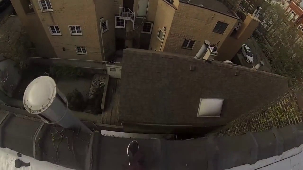 Saut dément d'un toit de 3 étages! Vrai ou fake?