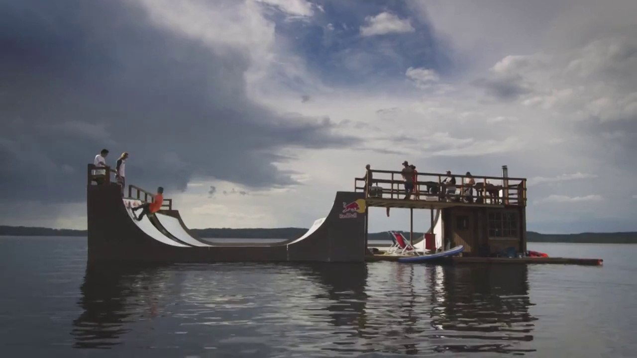 Mini rampe de Skate au milieu d'un lac! Skatepark flottant...