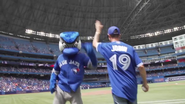 Une banque canadienne remercie ses clients avec un distributeur de cadeau (et de billets)