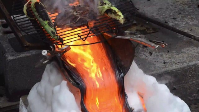 Faire un barbecue avec de la lave. 1500° pour cuire un steak!