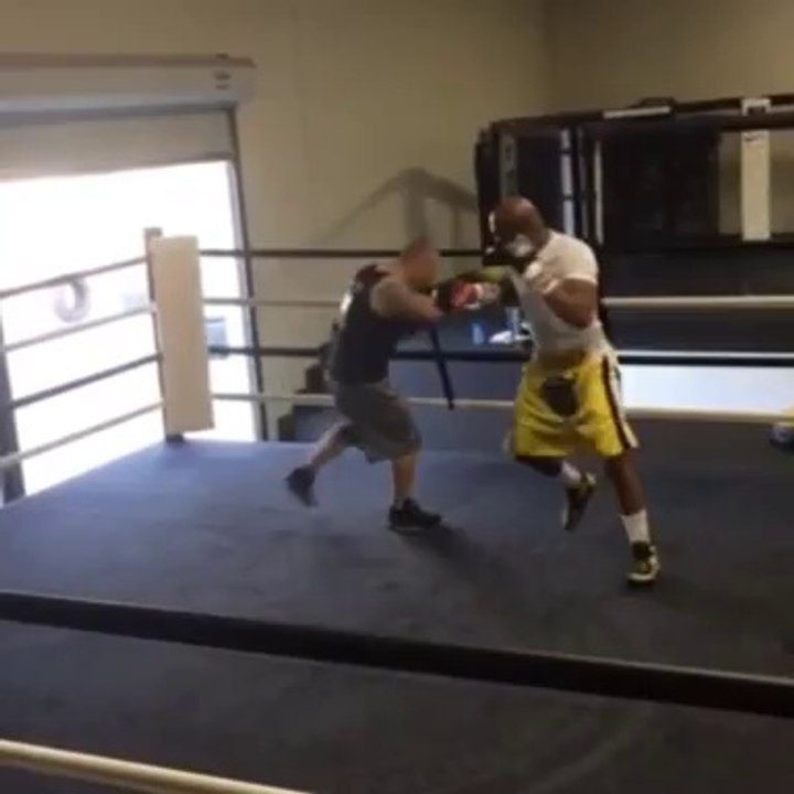 Anderson Silva treina boxa para evitar nova humilhação no UFC