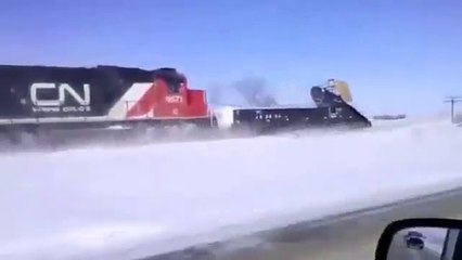 Trenin karlı raylardan geçerken harika görüntüsü