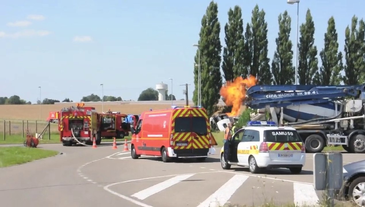 Hautmont : Un camion se renverse et coupe une conduite de gaz qui s'enflamme