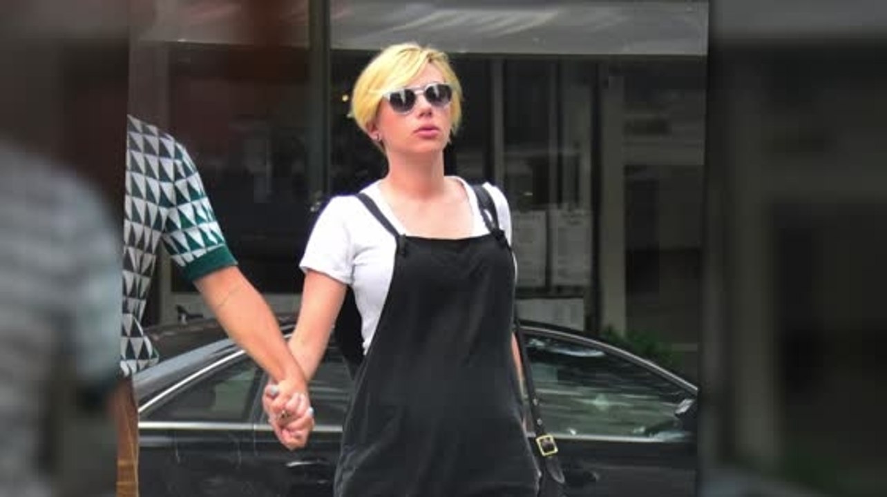 Scarlett Johansson luce su cabello corto