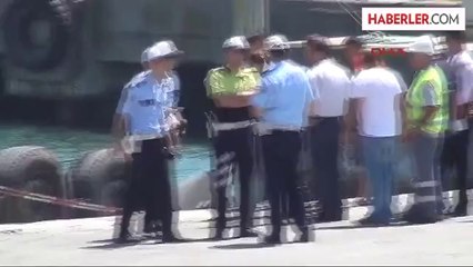 Dorsesi Kayan Tır Limanda Kayalıklara Devrildi