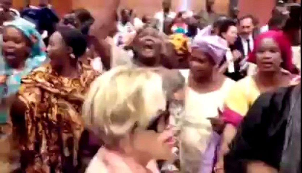 Viviane Wade et les partisans de Karim s’offrent un spectacle en pleine audience  Quel show incroyable ! -2